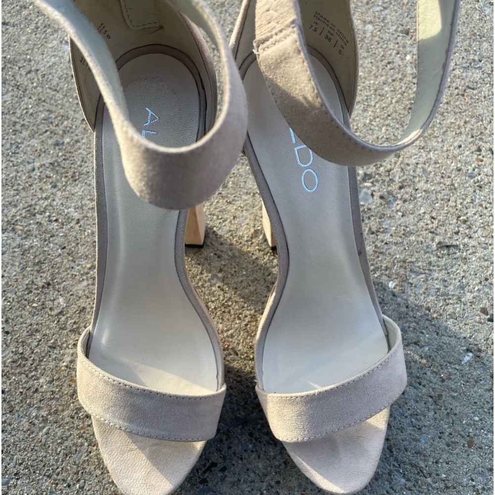 Women Aldo suede heel size 7.5